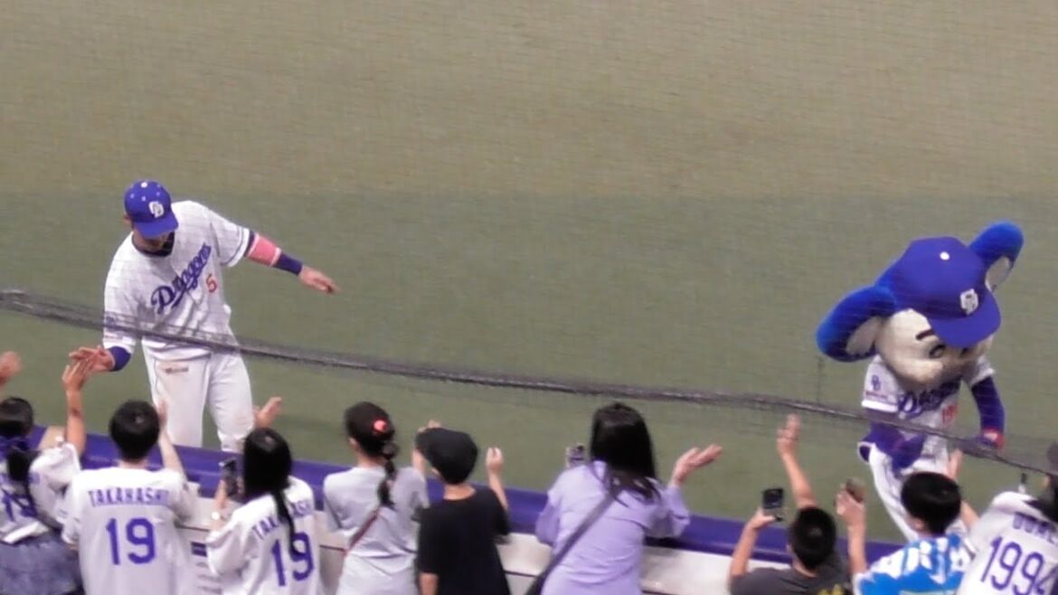 今日のヒーロー上林誠知がドーム一周　ちびっ子2人にボールを手渡し  ファンの声援に応える　中日ドラゴンズVS東京ヤクルトスワローズ　2025/08/28