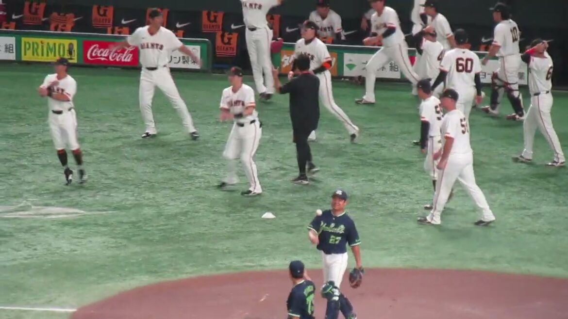 ウォームアップする岸田行倫やリチャード（読売ジャイアンツ対 ヤクルトスワローズ 2025年8月5日）