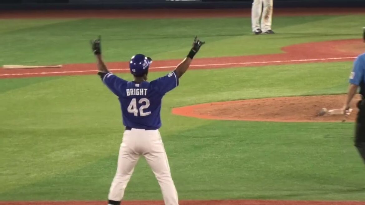 -2025.08.30-【NPB】11回表 ブライト健太 塁上で雄叫び！ 激闘を制するタイムリー打にベンチ総立ち！ 中日ドラゴンズ（vs横浜）