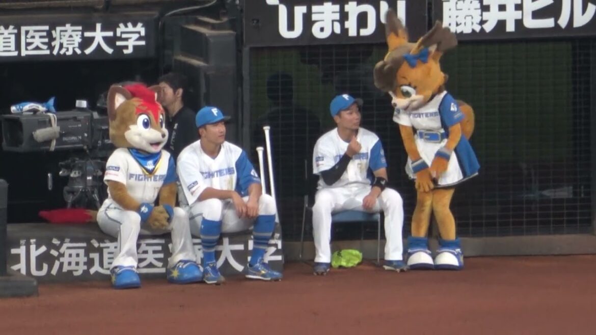 フレップ&ポリーが谷内亮太コーチ、有薗直輝、山縣秀と楽しく談笑中!? 現地映像 フレップ&ポリーが谷内亮太コーチ、有薗直輝、山縣秀と楽しく談笑中!? 現地映像