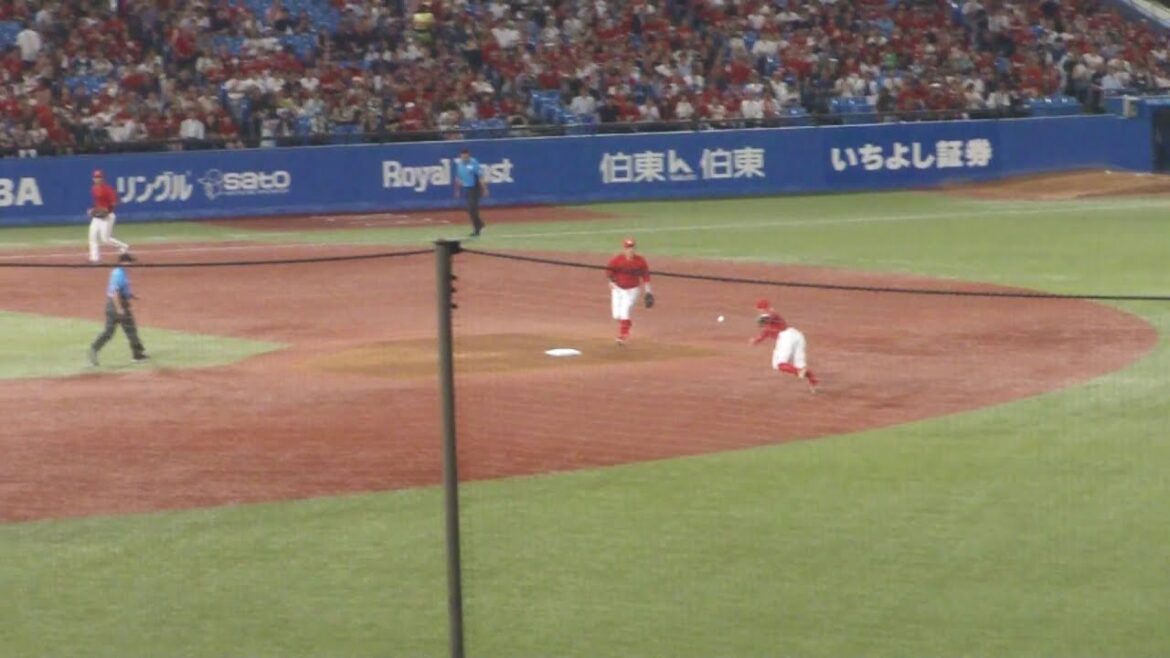 広島 羽月隆太郎のトスによる、463のダブルプレー　ヤクルト vs 広島　2025年8月29日(金)　神宮球場