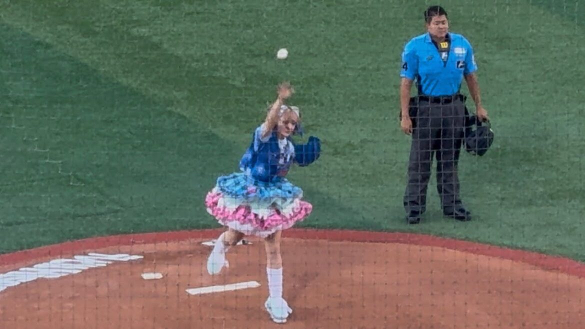 しなこさん始球式＆平良拳太郎投球練習横浜DeNAベイスターズ2025年7月31日東京ヤクルトスワローズ横浜スタジアムセレモニアルピッチ