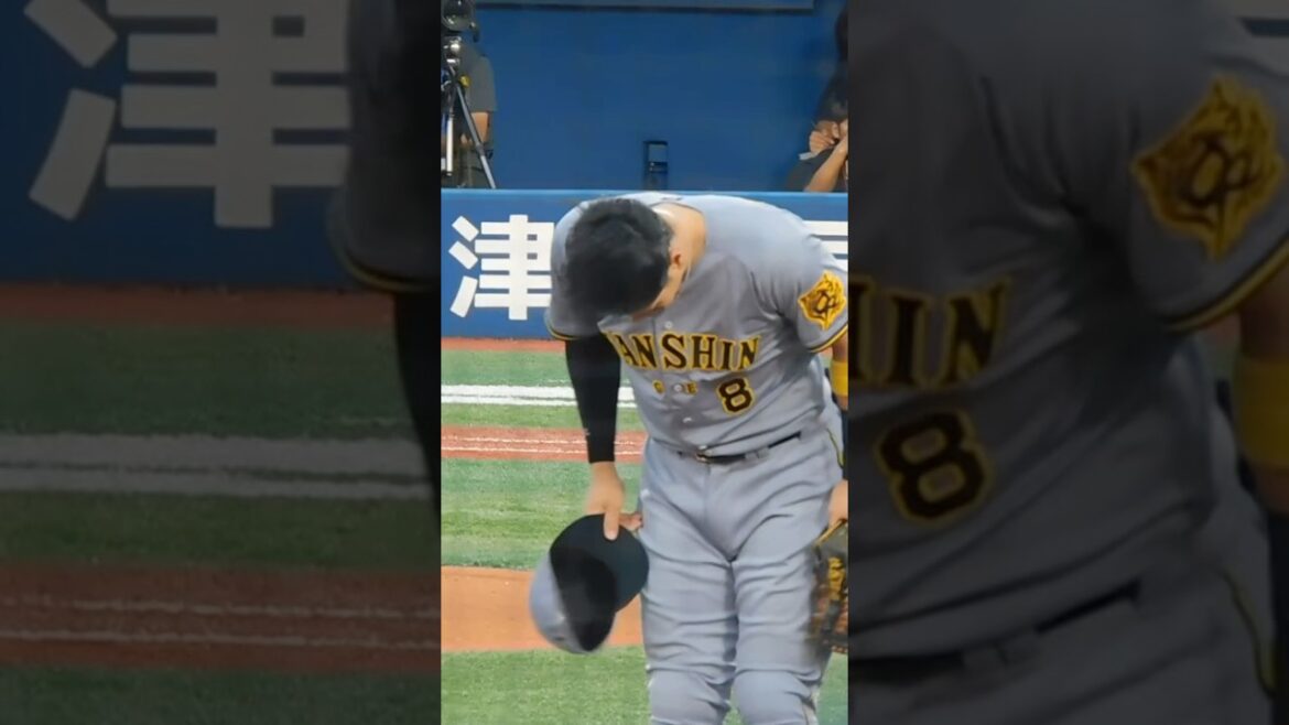 先制となる33号ツーランを放ちファンの歓声に応える佐藤輝明