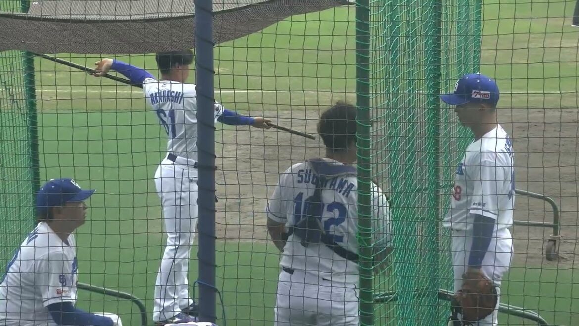 中日ドラゴンズ 高橋幸佑投手 棒で体をほぐしながら田島慎二コーチと話をする 2025/8/26 ナゴヤ球場