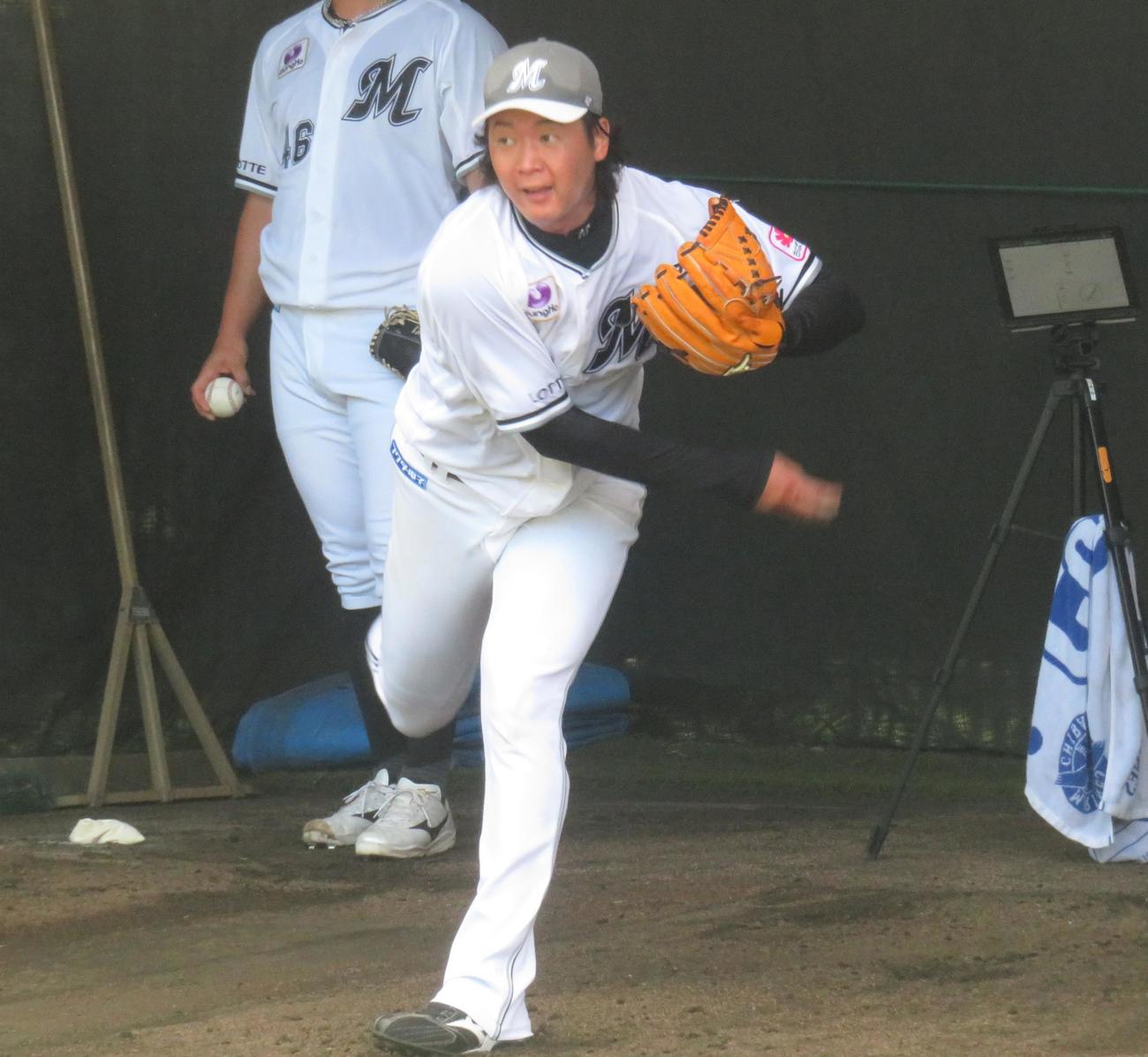 7月22日、ブルペンで投球練習をおこなう