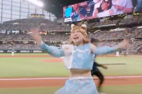 きつねダンスに乱入した”まさかの人物”「何でもやるんだなw」 ポリ袋女装にSNS騒然 | Full-Count きつねダンスに乱入した"まさかの人物"「何でもやるんだなw」 ポリ袋女装にSNS騒然 | Full-Count