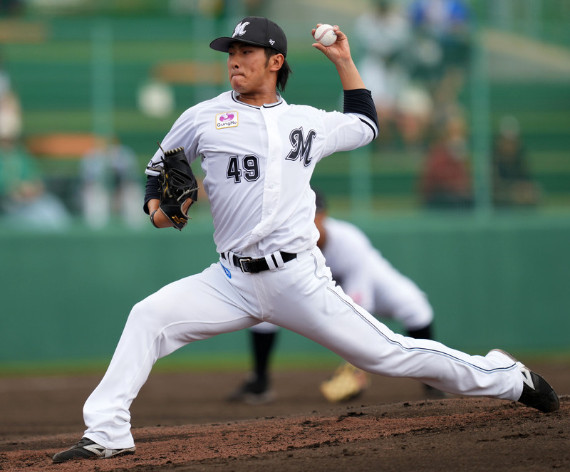 ロッテ対楽天　３回表から登板したロッテ本前＝2024年２月20日