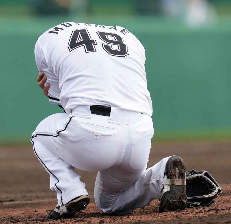 ロッテ対楽天　４回表途中、投球の際に負傷するロッテ本前＝2024年２月20日