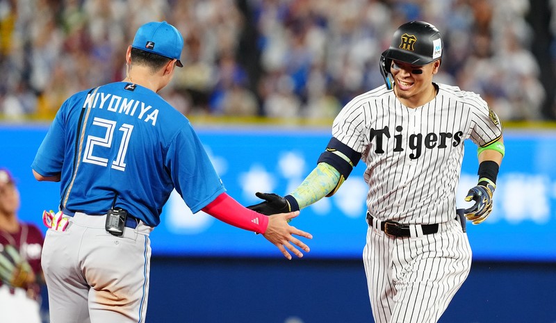 オールスター第2戦 全セ対全パ 5回裏全セ1死、右越えソロ本塁打を放った佐藤輝(右)は三塁手清宮とタッチ