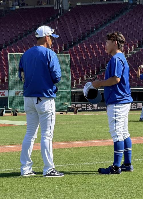 【中日】辻本倫太郎が2軍降格 前日2つの送球ミス「ここ一番で強くならないと」駿太が1軍昇格 – nikkansports.com 中日辻本(右)は飯山野手総合コーチからアドバイスを受ける(撮影・石橋隆雄)