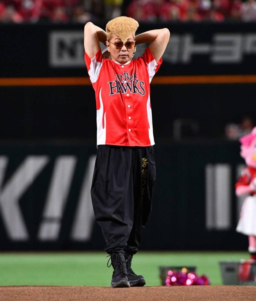 【ソフトバンク】綾小路翔がセレモニアルピッチ ダチョウ倶楽部ネタの真相は…「自信なくて」 - スポーツブル