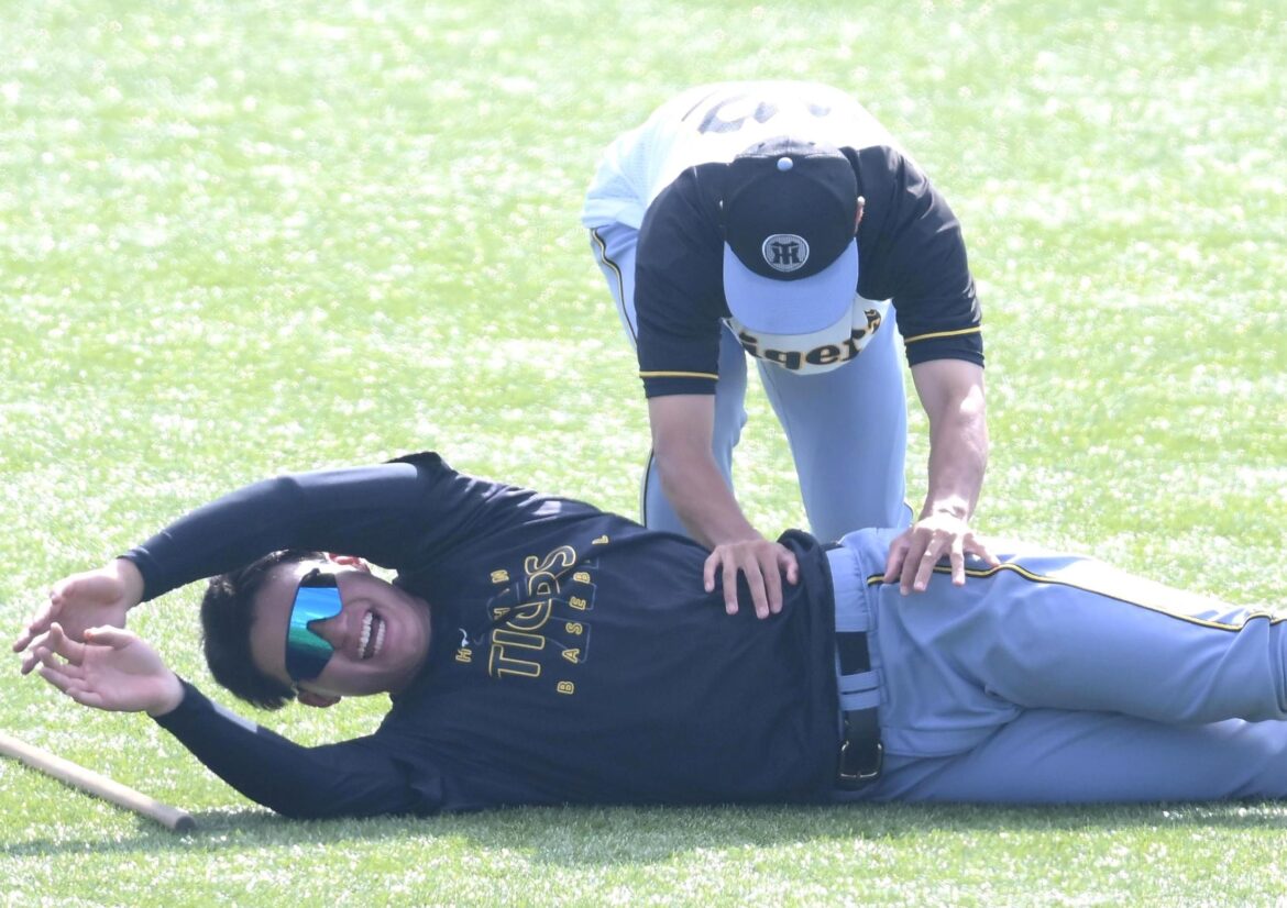 阪神・森下の背後から… 灼熱のグラウンドで転がすのは誰?(デイリースポーツ) – Yahoo!ニュース – Yahoo!ニュース 阪神・森下の背後から… 灼熱のグラウンドで転がすのは誰?(デイリースポーツ) - Yahoo!ニュース - Yahoo!ニュース