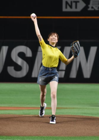 福岡ソフトバンクホークスの試合でセレモニアルピッチに登場した坂本愛玲菜 (C)ORICON NewS inc.