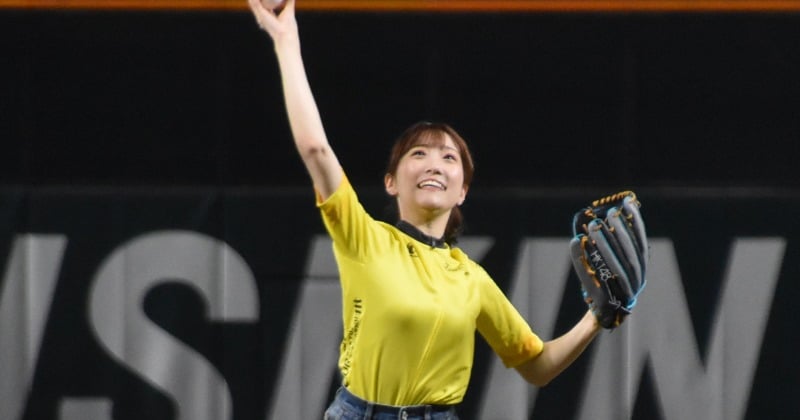 元HKT48坂本愛玲菜、ミニ丈から美脚 ホークス戦のセレモニアルピッチに登場 ノーバンならずも笑顔 | ORICON NEWS 元HKT48坂本愛玲菜、ミニ丈から美脚 ホークス戦のセレモニアルピッチに登場 ノーバンならずも笑顔 | ORICON NEWS