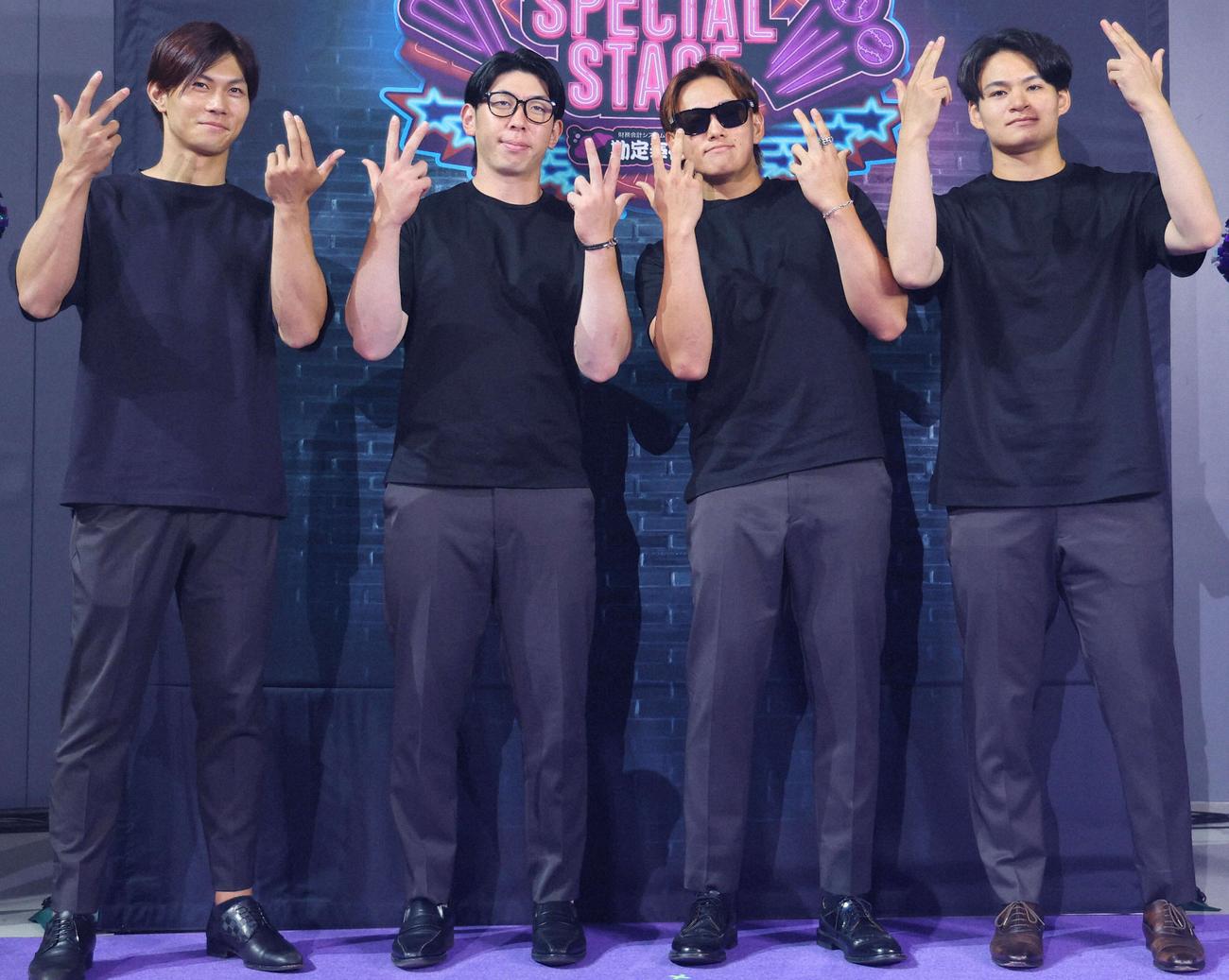 球宴に出場するロッテ選手。左から藤原恭大、寺地隆成、山本大斗、中森俊介