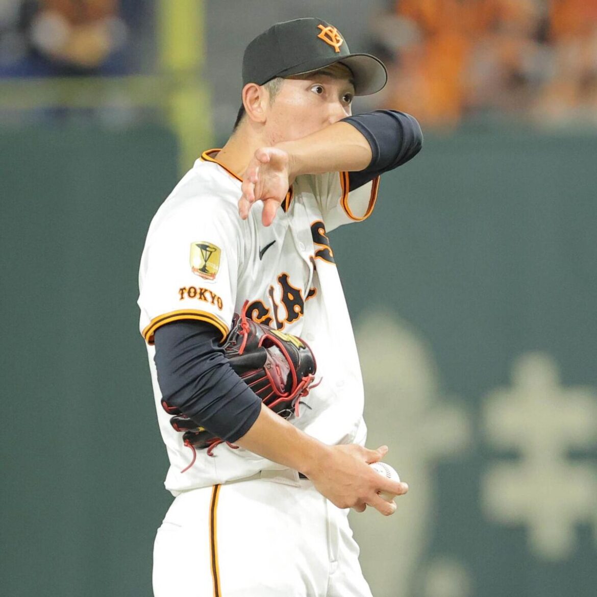 ３回１死二塁、内山壮真に適時打を打たれて汗をぬぐう戸郷翔征（カメラ・上村　尚平）