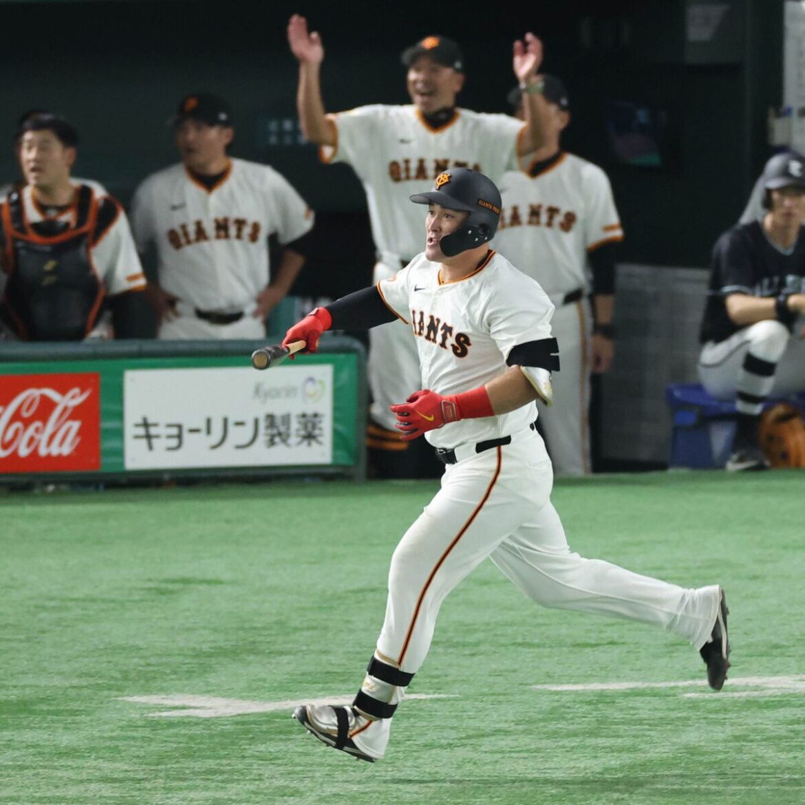 【巨人】リチャードが指揮官との“約束”果たす逆方向弾「僕も思ってました。『試合で打てよ』って」 – スポーツ報知 7回2死、右越えに4号同点本塁打を放ったリチャード(後方は阿部慎之助監督、カメラ・池内 雅彦)