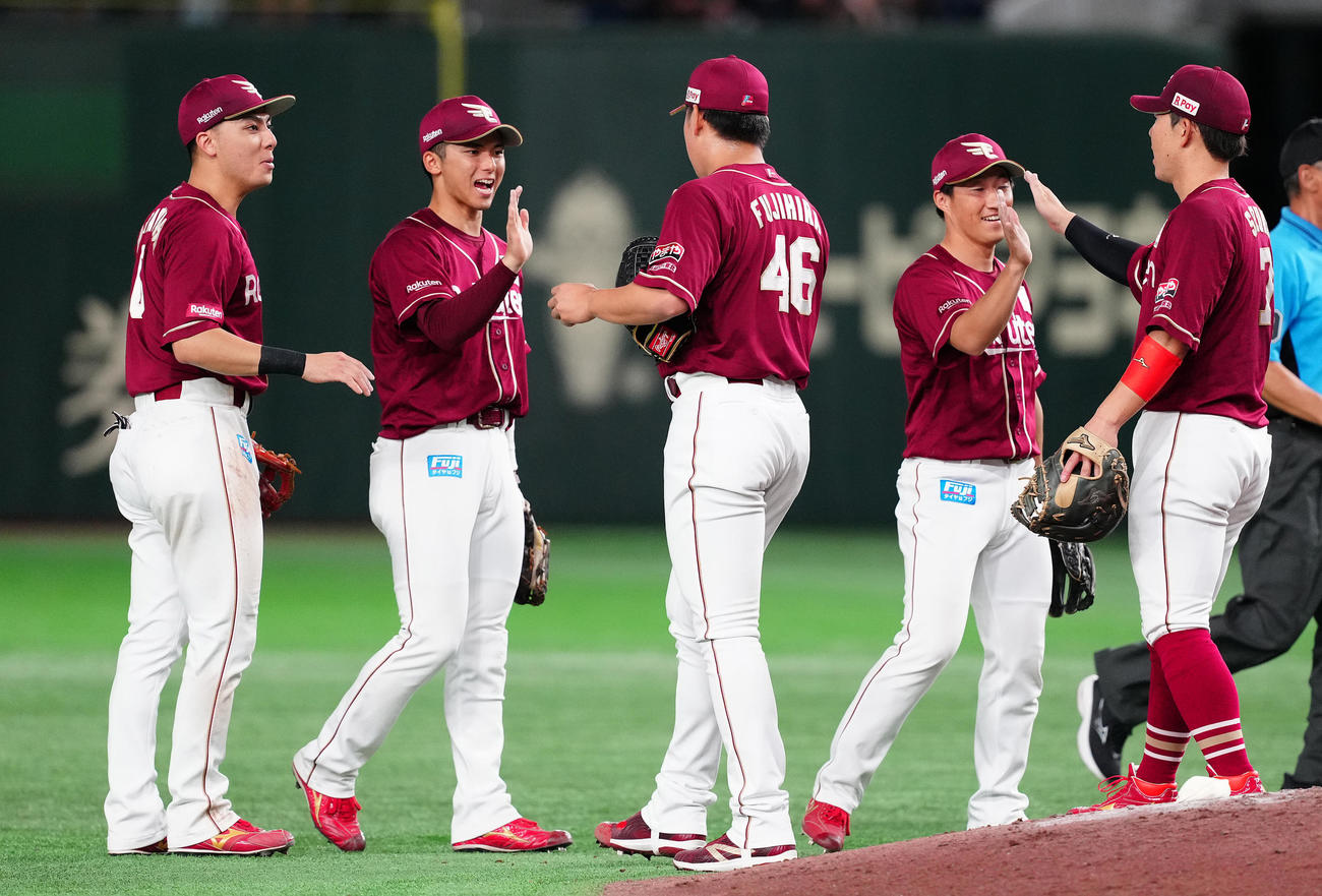 7月31日 ロッテ戦に勝利し、7月を5連勝で終えた楽天ナイン