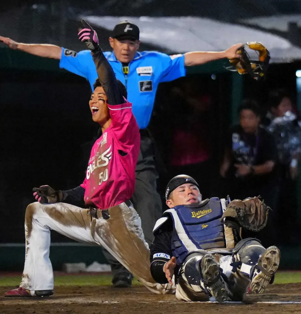 オリックス・若月　左手親指と人差し指に死球受け悶絶　一度ベンチ裏に下がるもフル出場 - スポニチ Sponichi Annex 野球