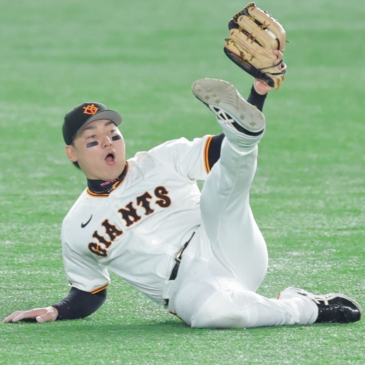 【巨人】丸佳浩が“天井直撃打”をスーパーキャッチ！村上宗隆の大飛球 勝ち越し点を防ぐ（スポーツ報知） - Yahoo!ニュース - Yahoo!ニュース