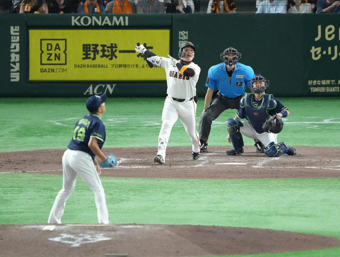 【巨人】右翼手・丸佳浩が東京ドーム天井直撃の打球をスーパーキャッチ！（日刊スポーツ） - Yahoo!ニュース - Yahoo!ニュース