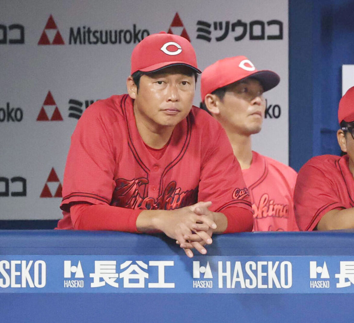 ９回、ベンチから戦況を見つめる新井貴浩監督　（カメラ・堺　恒志）　