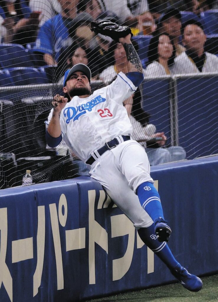 金丸援護弾だけじゃない！中日・チェイビス、ファウルフライをネットに倒れながら好捕「ドームは見やすい」（中日スポーツ） - Yahoo!ニュース - Yahoo!ニュース