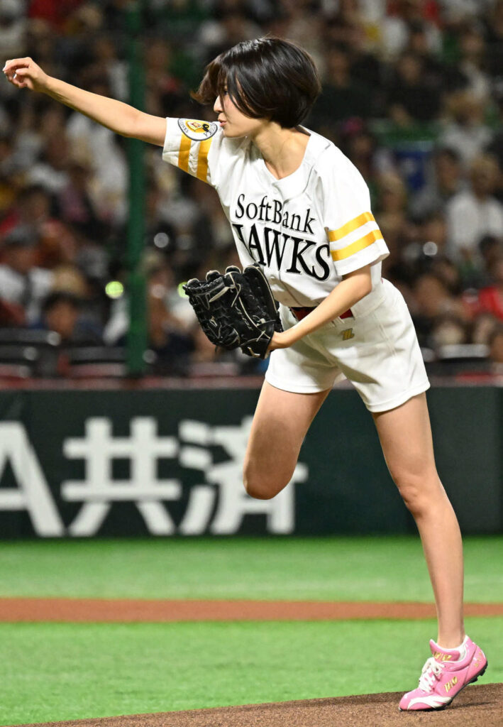 【ソフトバンク】福岡出身野球女子タレントが始球式で91キロ「おーっという歓声がうれしかった」（日刊スポーツ） - Yahoo!ニュース - Yahoo!ニュース