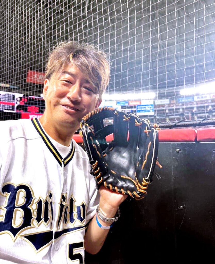 オリックス・西野に贈られたグラブを持参し、みずほペイペイで応援するメイ・イズモト（本人提供）
