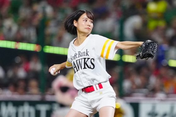 白ショーパンの博多美女が始球式で91キロ計測 豪快足上げ→衝撃ガチ投球に球場騒然 | Full-Count 白ショーパンの博多美女が始球式で91キロ計測 豪快足上げ→衝撃ガチ投球に球場騒然 | Full-Count