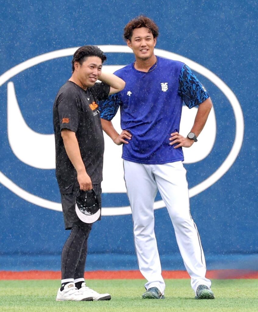 藤浪晋太郎と馬場皐輔がハマスタで再会 阪神のドラフト１位右腕が別々の球団に 笑顔で談笑するシーンも（デイリースポーツ） - Yahoo!ニュース - Yahoo!ニュース