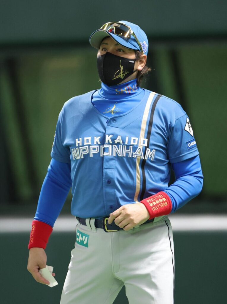 ６回、交代を告げた新庄剛志監督（カメラ・義村　治子）