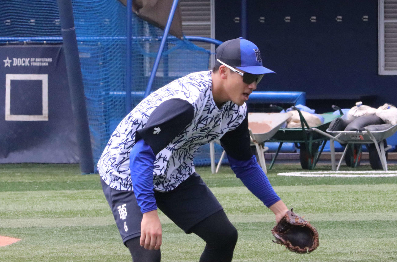 球団施設DOCKで守備練習する(撮影・小早川宗一郎)