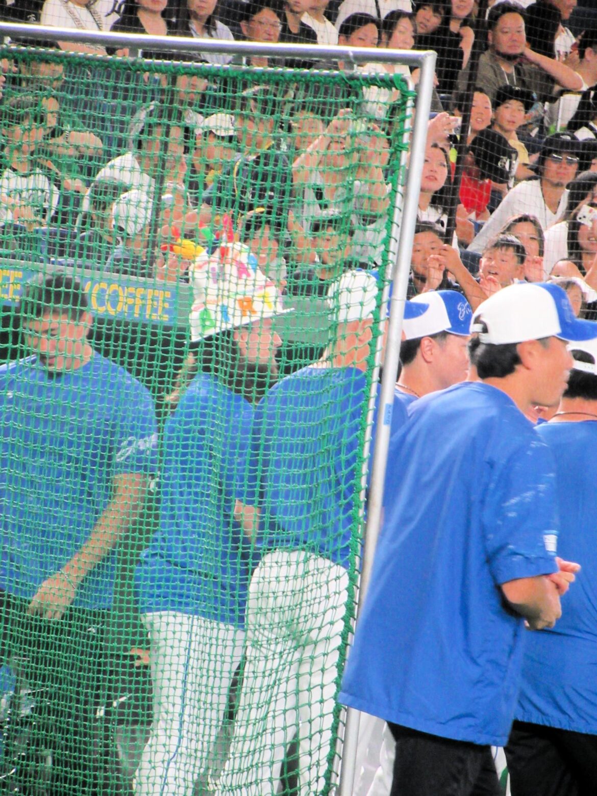 中日・チェイビス 試合前練習で異例パフォーマンス披露 ケーキのかぶりものでウオーミングアップ（デイリースポーツ） - Yahoo!ニュース - Yahoo!ニュース