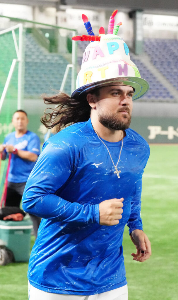 【中日】30歳の誕生日迎えたチェイビスがバースデーケーキのかぶりものをつけて登場（日刊スポーツ） - Yahoo!ニュース - Yahoo!ニュース