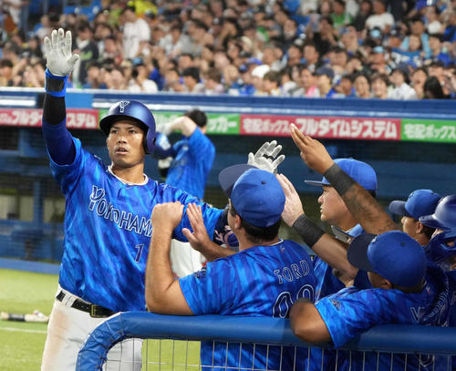 【DeNA】途中交代の桑原将志に「違和感を感じたしぐさが…無理させなかった」三浦監督が説明 – nikkansports.com ヤクルト対DeNA 7回表DeNA無死、桑原(左)は左越えにソロ本塁打を放ちベンチのナインの祝福を受ける(撮影・小沢裕)