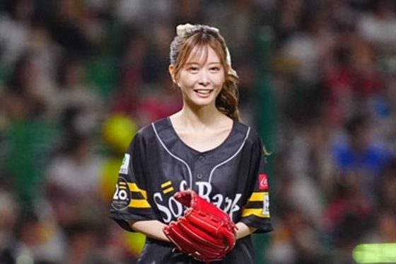 始球式に現れた”謎の美女”が「めちゃめちゃ可愛い」 ショーパン投球に球場歓声 | Full-Count 始球式に現れた"謎の美女"が「めちゃめちゃ可愛い」 ショーパン投球に球場歓声 | Full-Count