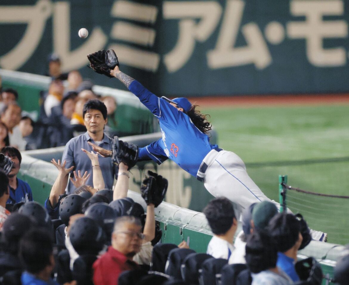 中日・チェイビス「女性の方が倒れていた」担架で運ばれた観客が心配で「元気だと祈るしかない」試合途中で交代（中日スポーツ） - Yahoo!ニュース - Yahoo!ニュース