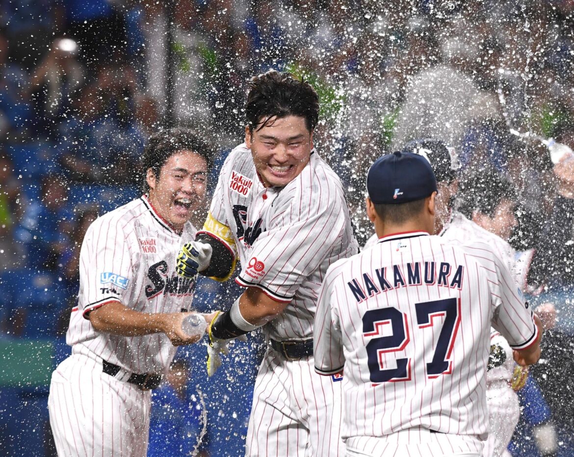 神宮は劇的決着 ヤクルト・村上がサヨナラ2ラン バックスクリーンへ劇弾 大雨被害の地元熊本へ「大変な思いをしている人たちがいる。僕の一打で少しでも元気を」(デイリースポーツ) – Yahoo!ニュース – Yahoo!ニュース 神宮は劇的決着 ヤクルト・村上がサヨナラ2ラン バックスクリーンへ劇弾 大雨被害の地元熊本へ「大変な思いをしている人たちがいる。僕の一打で少しでも元気を」(デイリースポーツ) - Yahoo!ニュース - Yahoo!ニュース