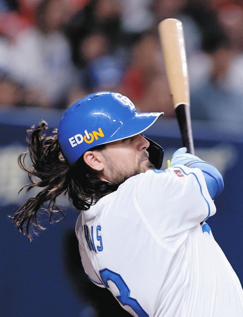 中日・チェイビス、ファウルフライ猛追…エキサイトシート手前でしっかり捕球 11日巨人戦では客席に飛び込み観客が下敷きに（中日スポーツ） - Yahoo!ニュース - Yahoo!ニュース