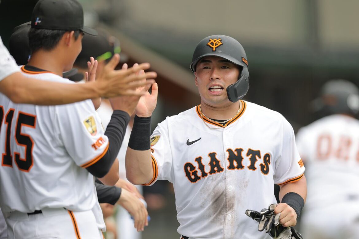 生還しナインに迎えられる浅野翔吾（カメラ・岡野　将大）