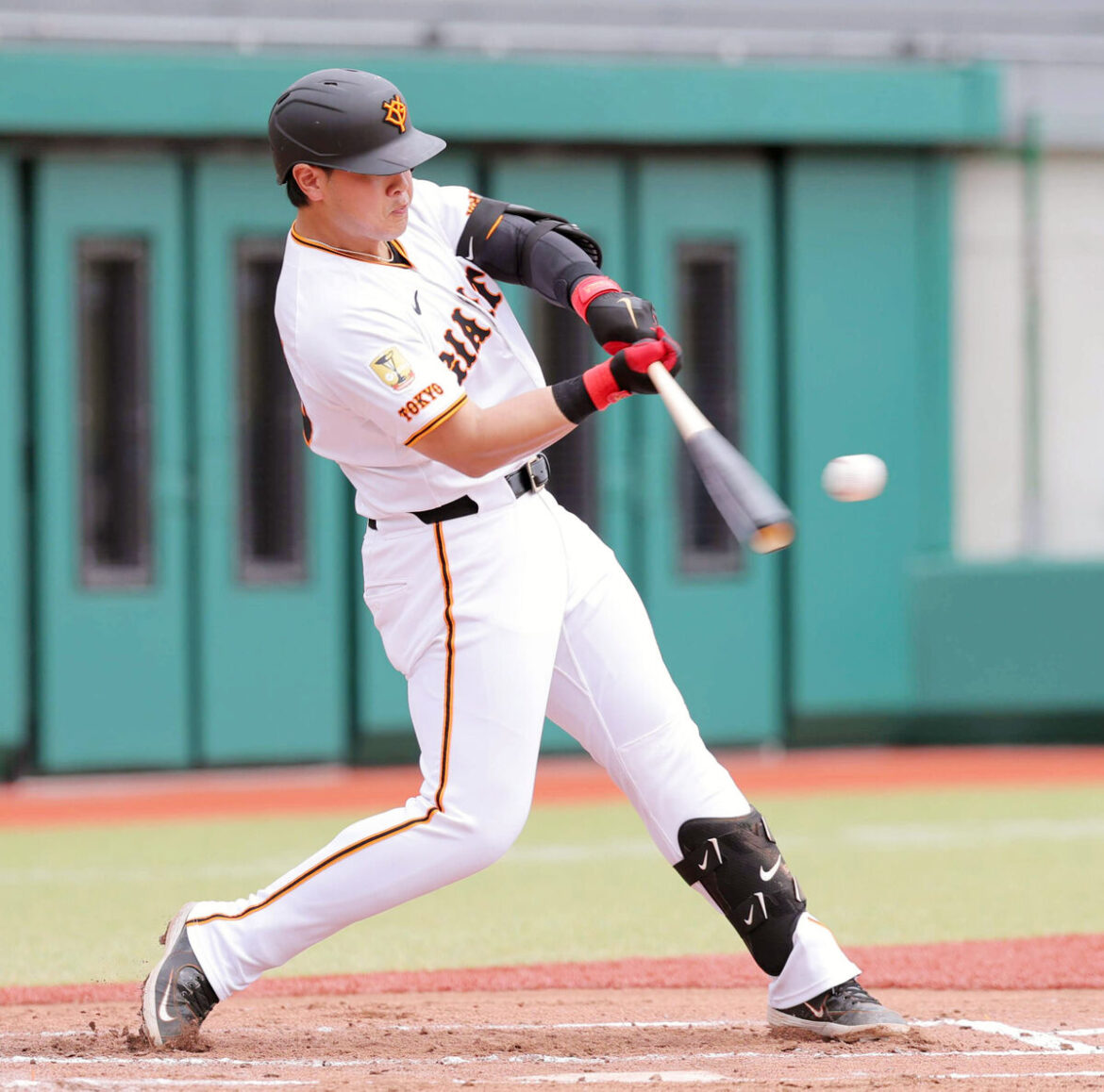 ２回無死、二塁打を放つ岡本和真（カメラ・今成　良輔）