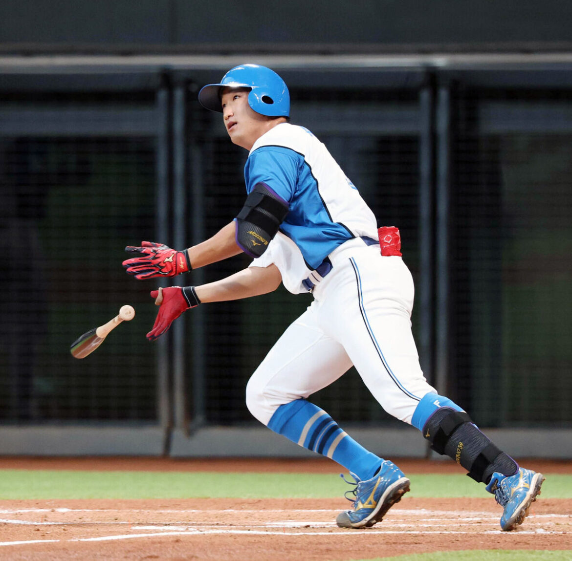 ２回１死二塁、プロ初安打となる適時二塁打を放った有薗直輝（カメラ・池内　雅彦）