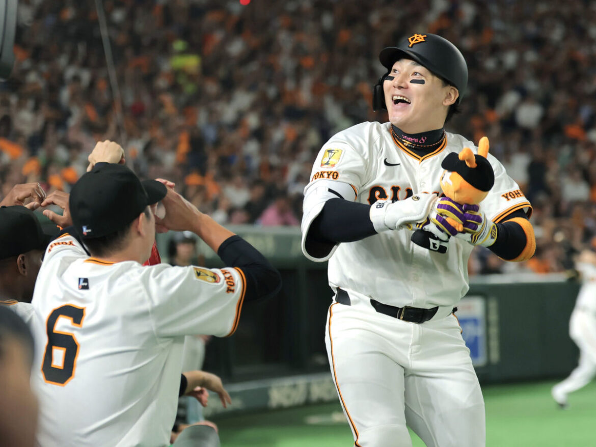 【巨人】先制アーチの丸佳浩「ナカジさんありがとうございます」始球式に登場の中島宏之氏に感謝 – スポーツ報知 初回無死、右越えの先頭打者本塁打を放つ丸佳浩(カメラ・小林 泰斗)