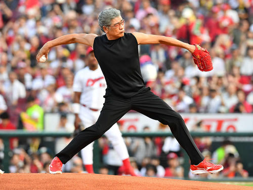 【広島】広島出身の吉川晃司がダイナミックに103キロマーク「ピースナイター」で始球式 – nikkansports.com 広島対阪神 始球式を務めた歌手の吉川晃司(撮影・岩下翔太)