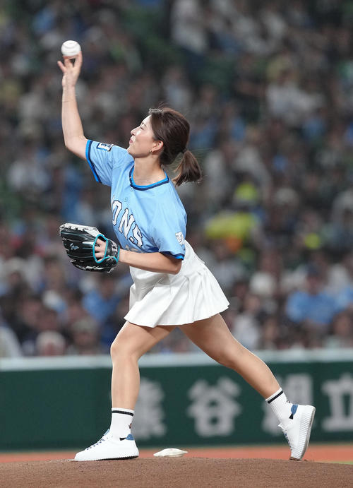 【西武】さらさらポニーテールなびかせ…“ゴルフ界の北川景子”がワンバウンド投球 – nikkansports.com 西武対ソフトバンク 始球式を務めた女子ゴルフの植手(撮影・足立雅史)