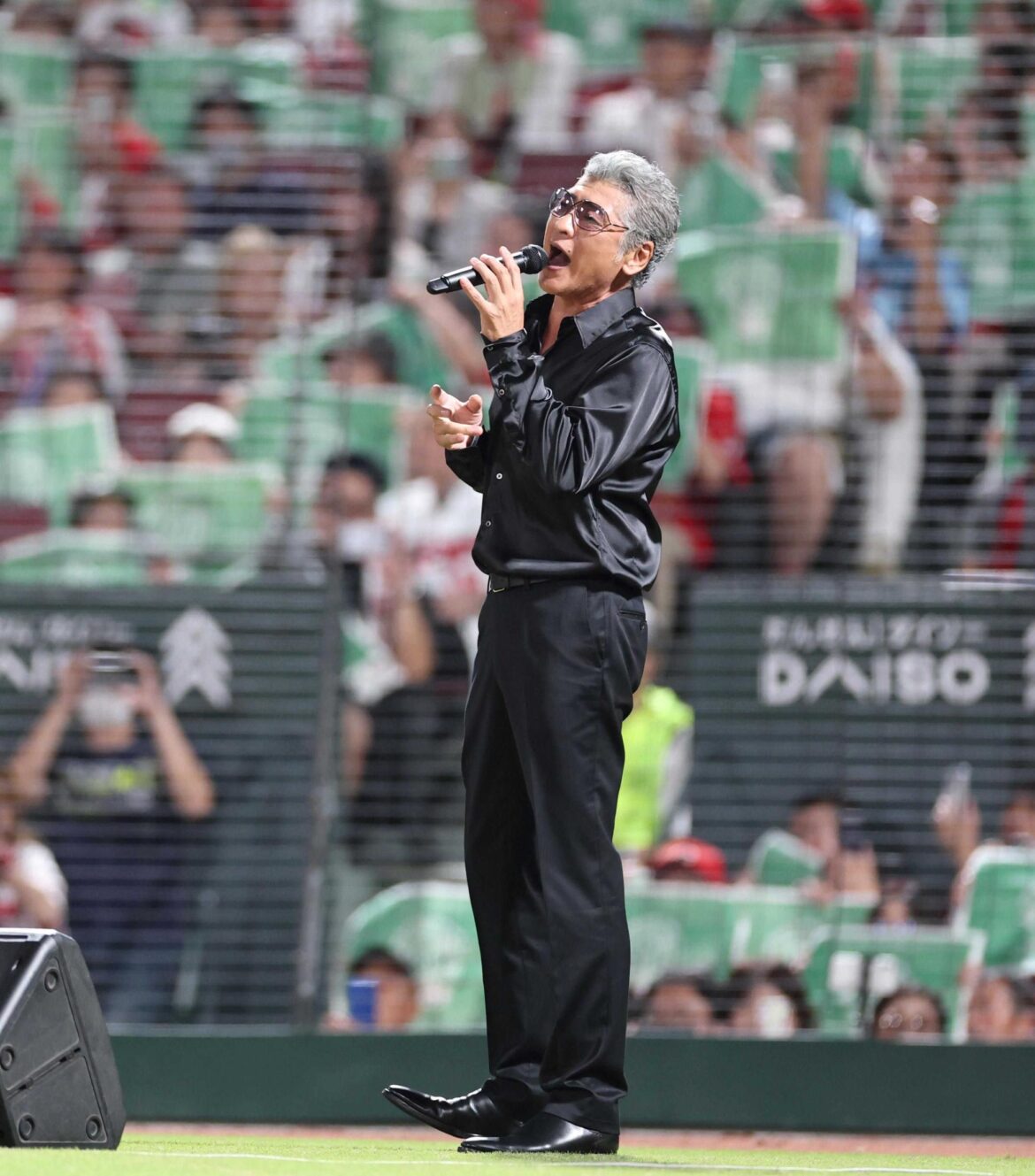 広島ピースナイターで吉川晃司が魂のイマジンアカペラ大熱唱 被爆８０年の節目に「ワシらが頑張らにゃいけんことがある」 始球式も（デイリースポーツ） - Yahoo!ニュース - Yahoo!ニュース