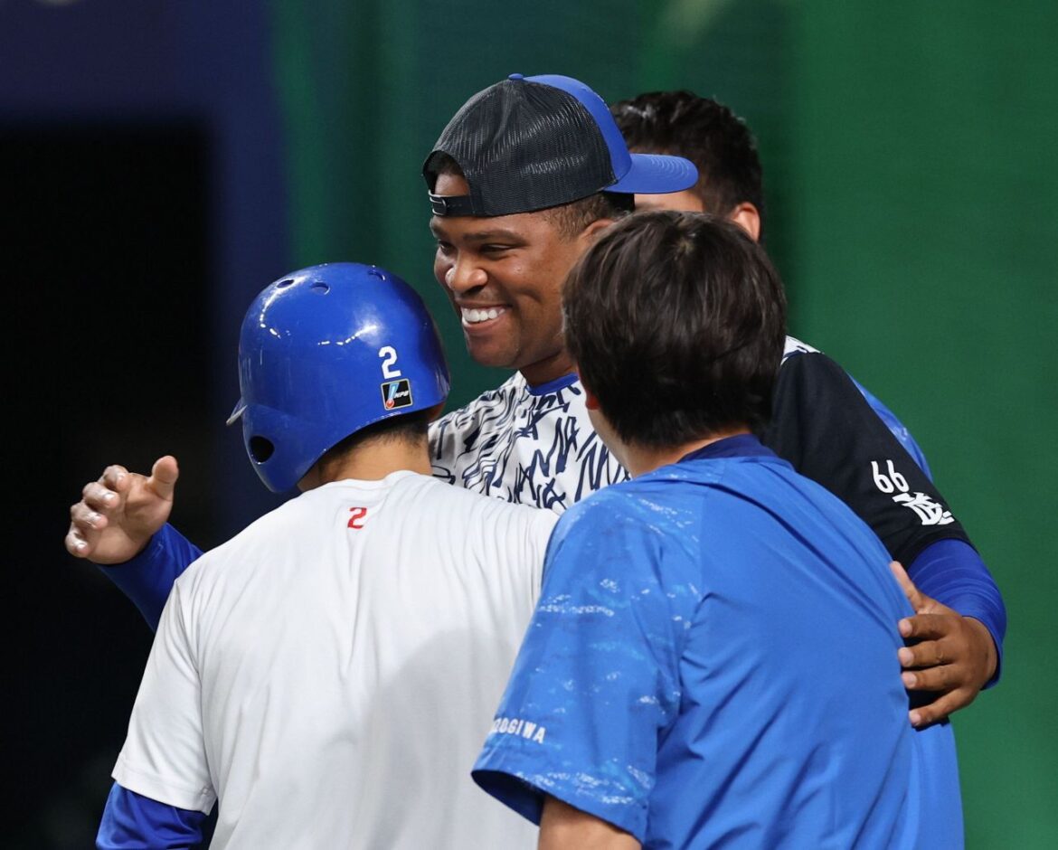 DeNAビシエドの姿を見つけると…中日ナイン「タンケ！」次々駆け寄りハグ、再会を喜ぶ（中日スポーツ） - Yahoo!ニュース - Yahoo!ニュース