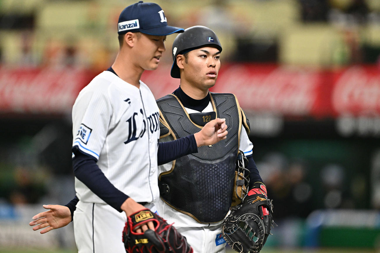 3月11日、オープン戦で菅井信也(左)と引き揚げる