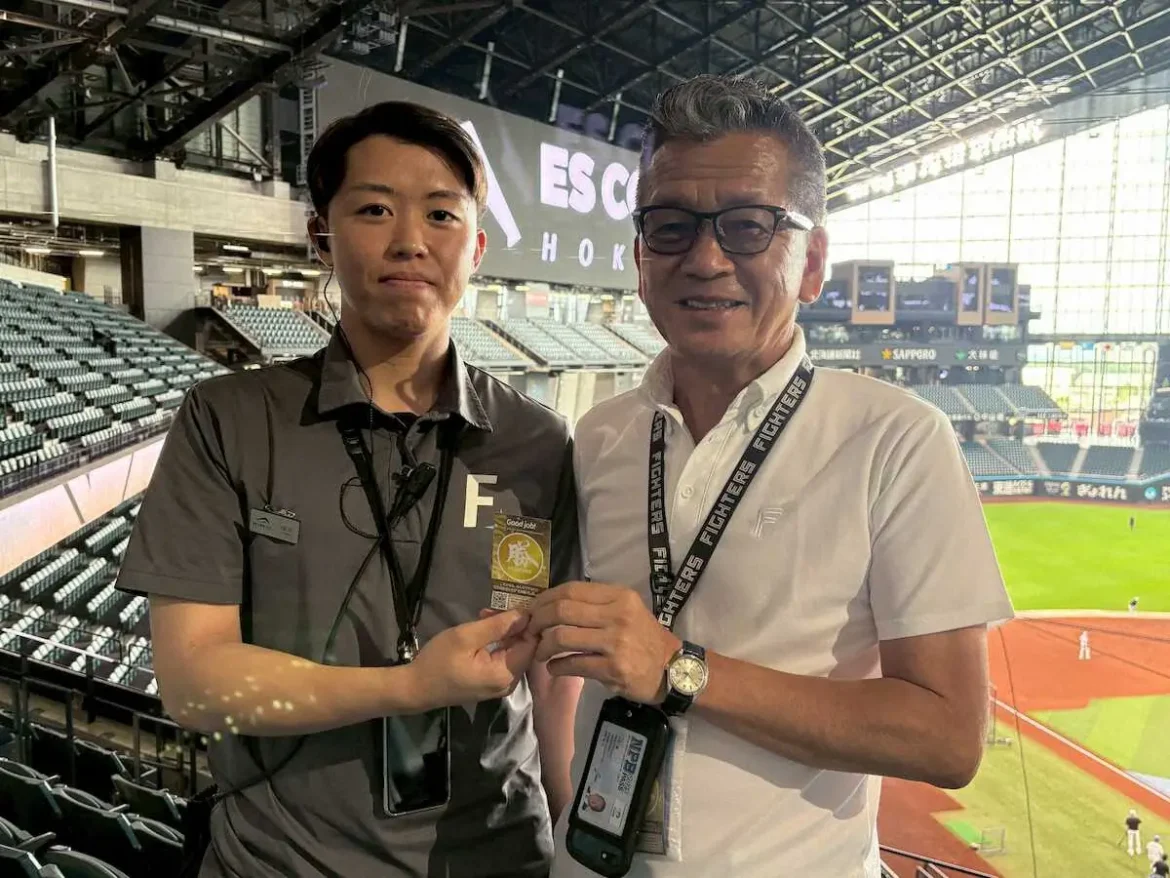 エスコン球場スタッフに配られる「金色ステッカー」　ファンサービス向上の一助に - スポニチ Sponichi Annex 野球